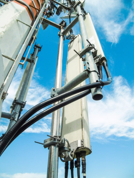 移动通信塔顶有天线俯瞰图片下载