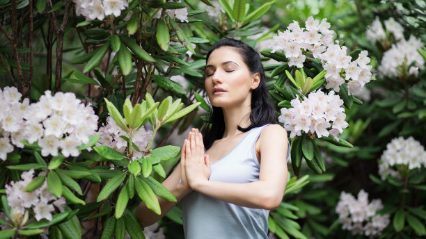 穿着绿树叶的美丽瑜伽女子图片下载