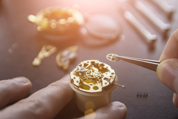 钟表匠正在他的车间里修机械表素材图片