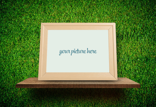 空的木制相框在草地的背景为模拟图片下载