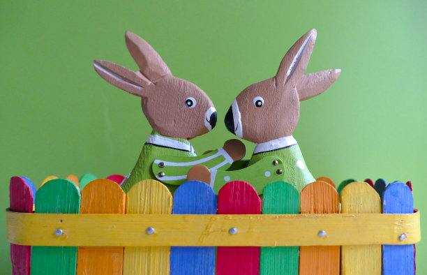 抽象的复活节兔子夫妇在绿色的背景图片下载