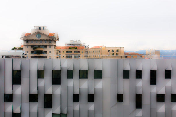 建筑正面与照明窗户图片下载