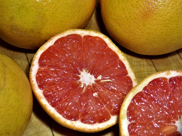 皇家免费照片-最甜的红宝石红柚子切成两半，随时可以吃图片下载