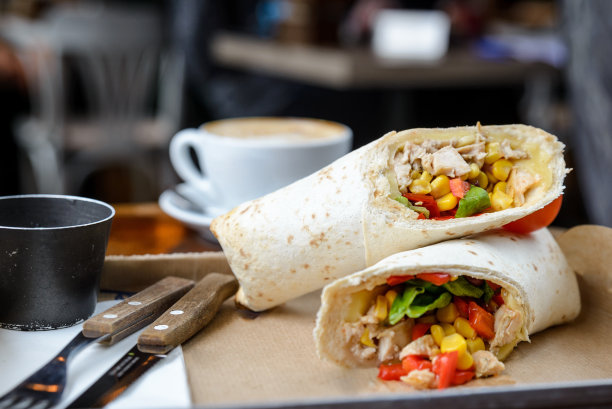 新鲜的玉米煎饼和卡布奇诺图片下载