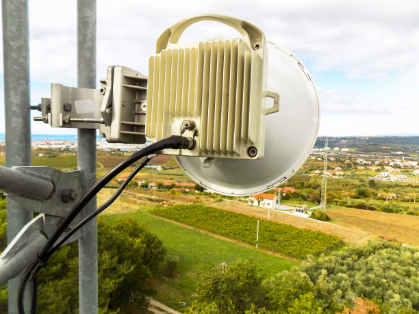 移动通信塔顶有天线俯瞰图片下载