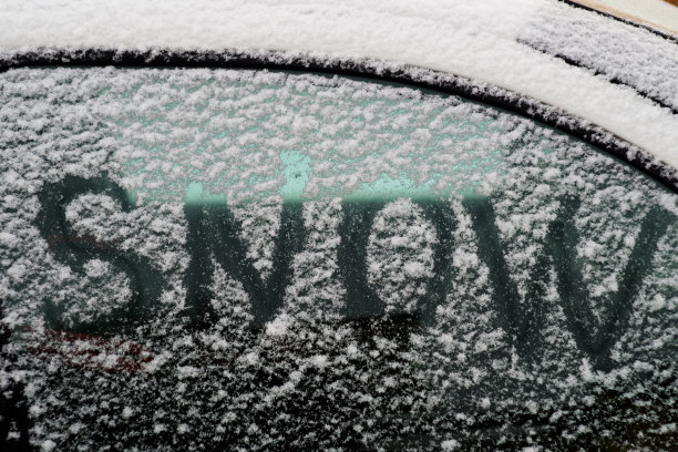 在汽车的侧窗上刻有雪图片下载