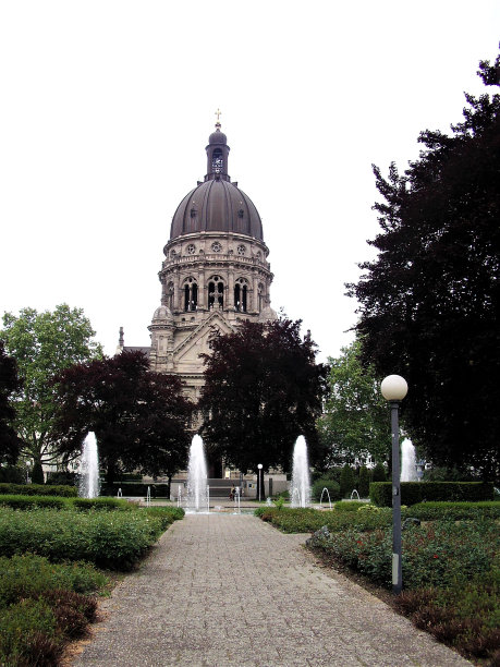 美因茨的基督教堂和喷泉图片下载