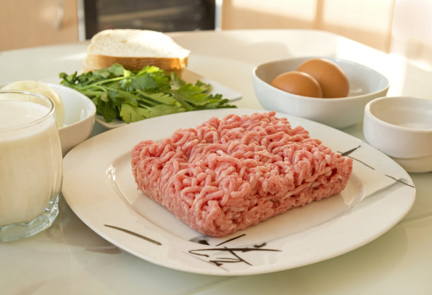 食物，烹饪肉类的配料汉堡，肉片，碎肉在盘子里，洋葱，鸡蛋，面包，牛奶，香草，欧芹，食谱，厨房，烹饪图片下载