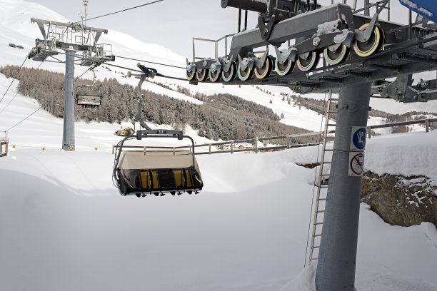 瑞士阿尔卑斯山冬季的滑雪缆车和缆车素材图片