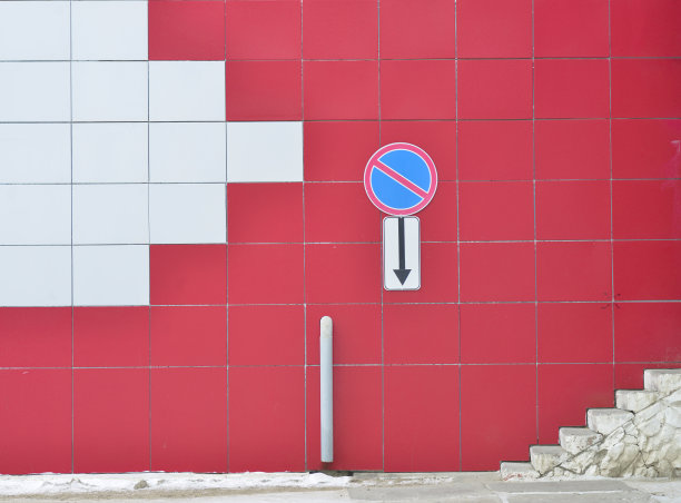 有雨水的房子墙上禁止停车。图片下载