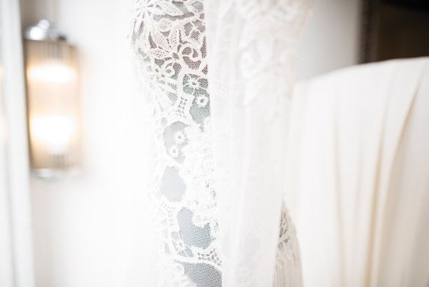 橱窗里那件华丽的婚纱图片下载