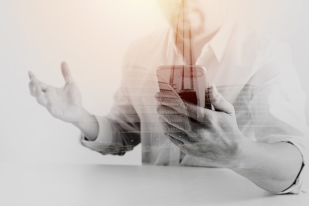 具有商业智能(BI)概念的大数据分析。商人在白色的桌子上使用手机和笔记本电脑图片下载