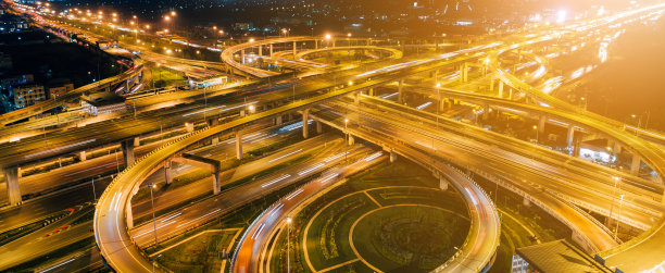 高速公路在大城市，高速公路进入城市，夜间灯光图片由无人机俯视图。图片下载