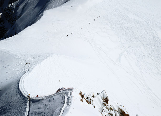 有滑雪者的雪坡图片下载