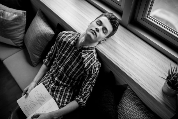 昏昏欲睡的学生图片下载