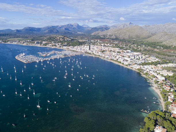 北马略卡岛波伦萨港的大海和小镇的无人机图片图片下载