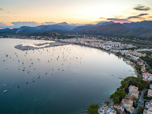 北马略卡岛波伦萨港的大海和小镇的无人机图片图片下载