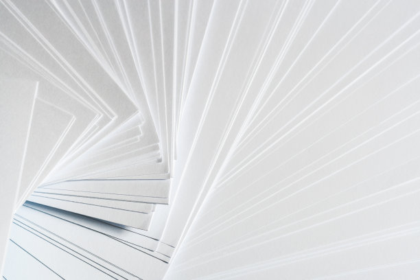 白色背景从一堆干净的纸，布局随机螺旋。图片下载