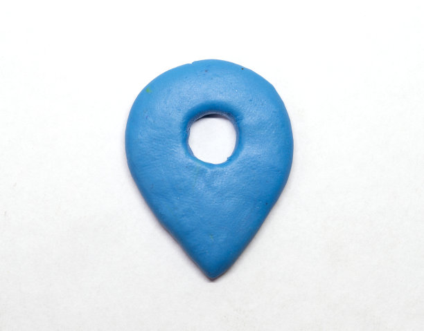 在白色背景上模拟粘土导航标志。孤立的蓝色指针。图片下载