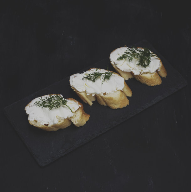 黑色背景上有奶油奶酪的三明治图片下载