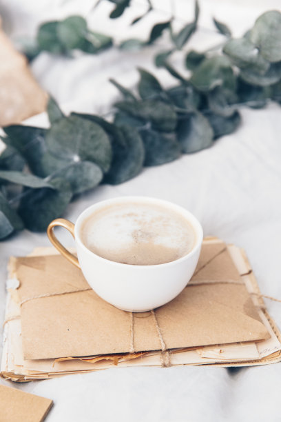 床上的咖啡杯，还有信件和手工信封。潮人早晨图片下载