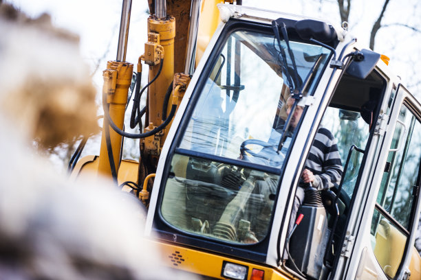 挖掘机在建筑工地图片下载