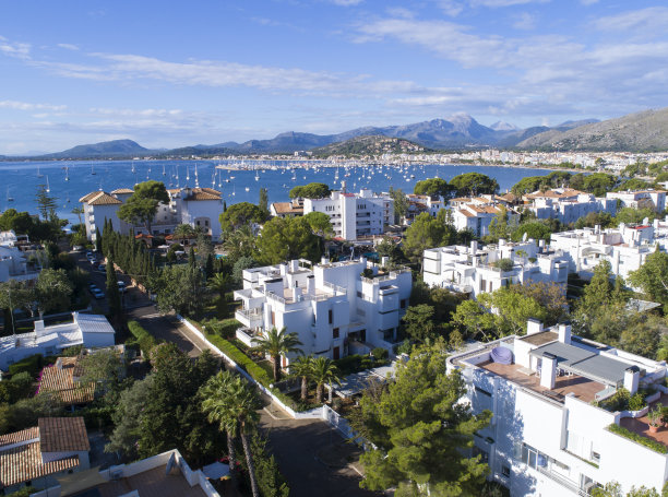 北马略卡岛波伦萨港的大海和小镇的无人机图片图片下载