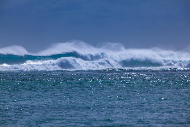 海浪拍打着礁石图片下载