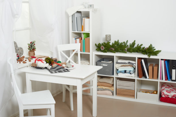 白色房间内饰圣诞装饰，窗户，桌子和椅子图片下载