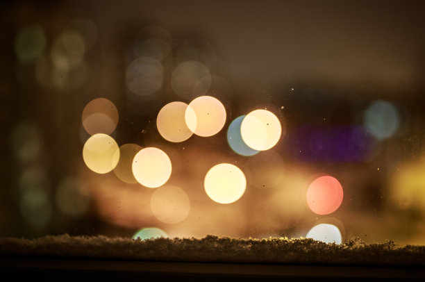 散焦城市夜晚过滤散焦抽象背景。图片下载