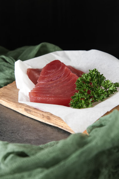 烤金枪鱼牛排。黑暗的背景。海鲜。图片下载