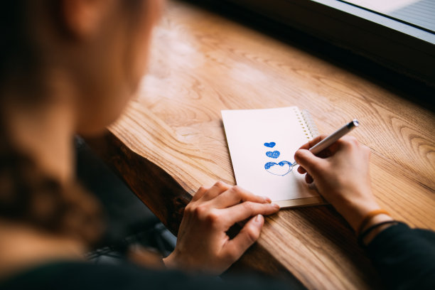 年轻女人的心在画画图片下载