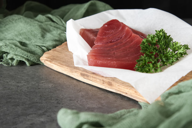 烤金枪鱼牛排。黑暗的背景。海鲜。图片下载