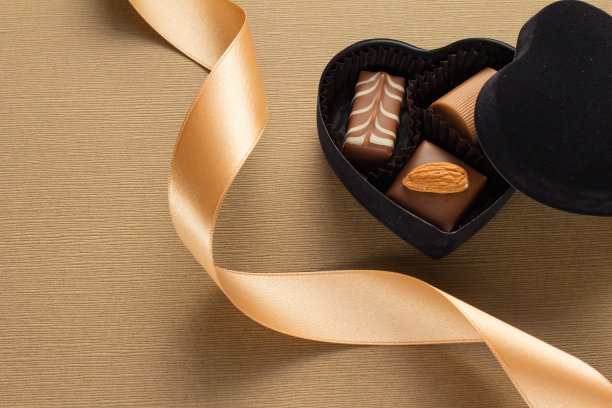 送巧克力在一个心形的盒子图片下载