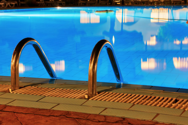 蓝色水面与入水扶手图片下载