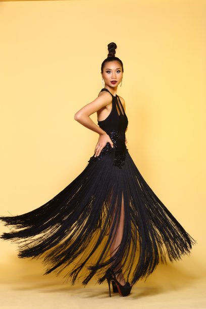 晚礼服舞会礼服在亚洲美丽的女人与时尚化妆黑头发，高跟鞋图片下载