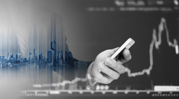 双重曝光商人使用手机与提升图形智能手机。业务增长和投资素材图片