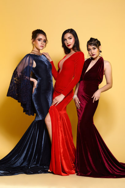 晚礼服舞会礼服在亚洲美丽的女人与时尚化妆黑头发，高跟鞋图片下载