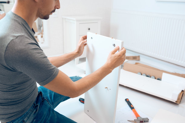 组装家具的人图片下载