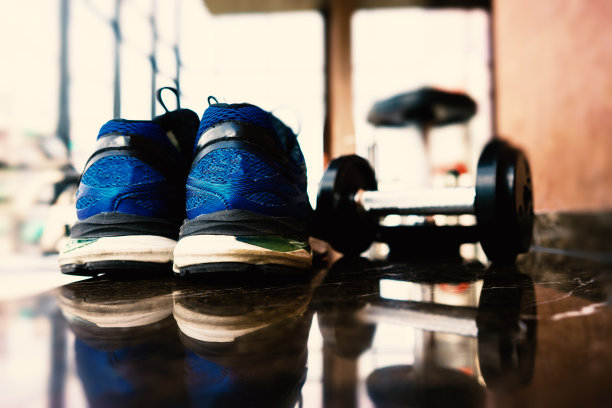 空训练鞋和哑铃图片下载