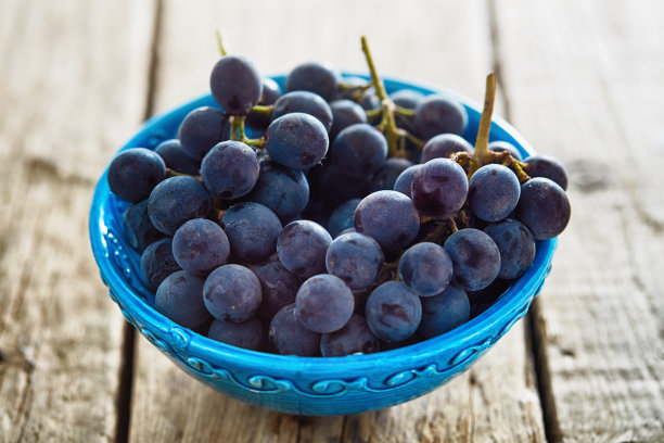 盘子里的红葡萄图片下载