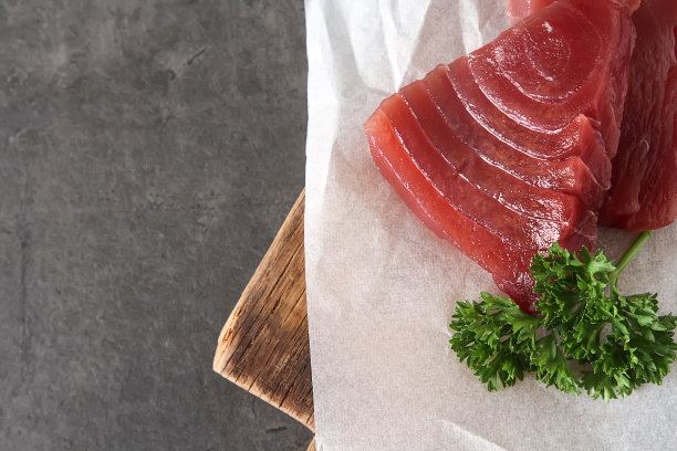 烤金枪鱼牛排。黑暗的背景。海鲜。图片下载