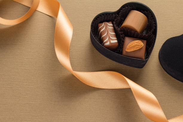 送巧克力在一个心形的盒子图片下载