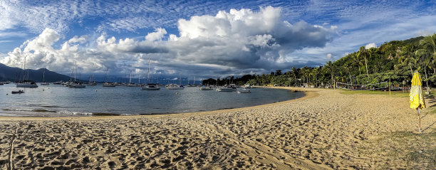 伊尔哈贝拉海滩Saco da capela与船和帆船在海上日落-圣保罗，巴西-全景照片图片下载