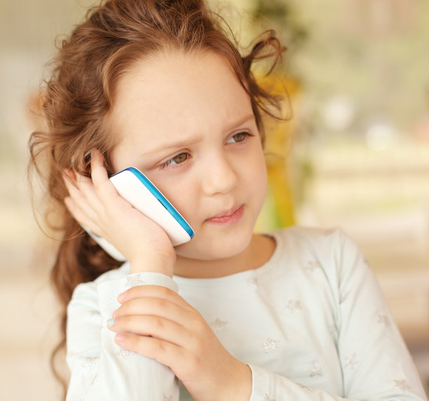 可爱的小孩在打电话图片下载