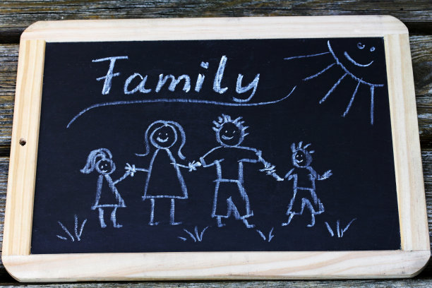 在黑板上画着一个有父母和孩子的家庭图片下载