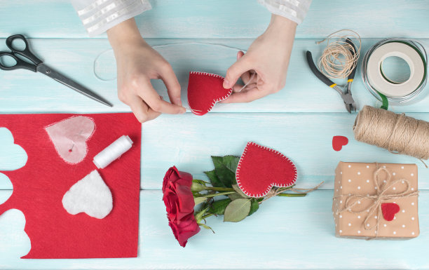 情人节的主题。俯视图的工作场所准备手工装饰。图片下载
