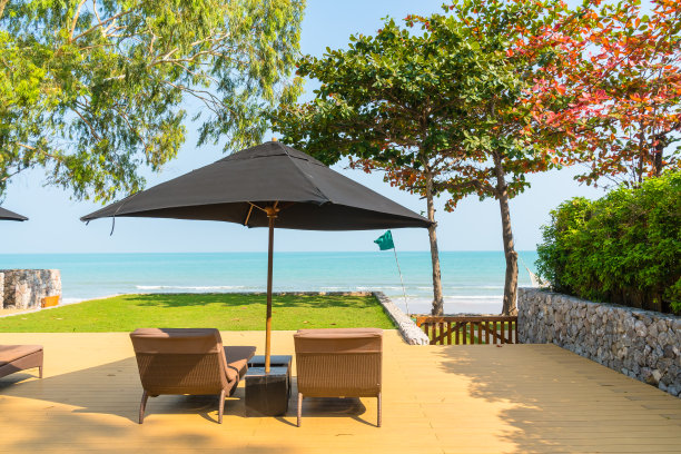 雨伞和椅子靠近海边和海滩图片下载