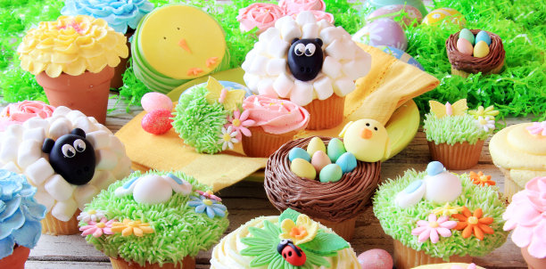 装饰精美的复活节纸杯蛋糕展示。图片下载
