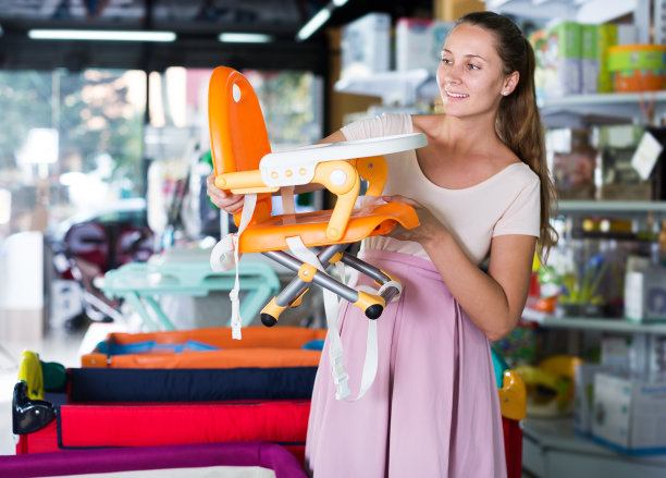 孕妇选择婴儿椅图片下载